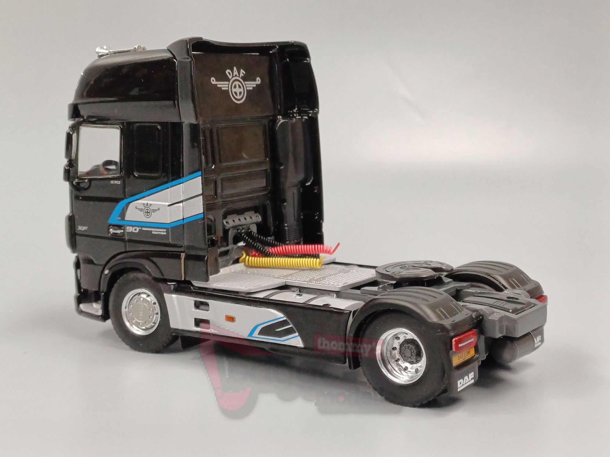 04-2061 - WSI - DAF XF Super Space Cap  MY2017 2 achs Zugmaschine black - NL - Premium Line -